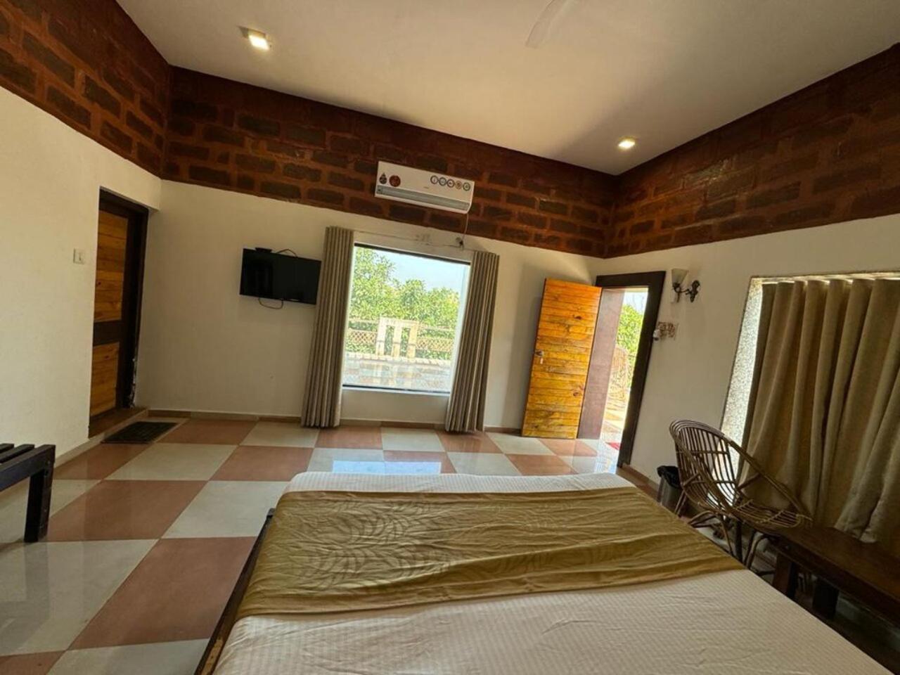 Gir Lions Paw Resort With Swimming Pool Сасан Гир Екстериор снимка
