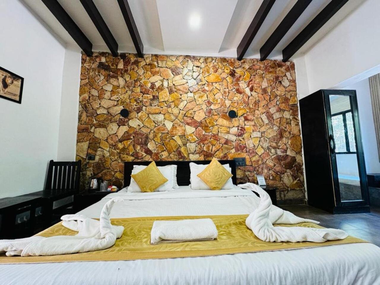 Gir Lions Paw Resort With Swimming Pool Сасан Гир Екстериор снимка